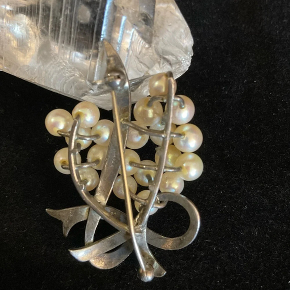 1930’s Silver Scroll 20 Cultured Mikimoto Pearl Brooch. Japan - Picture 5 of 10